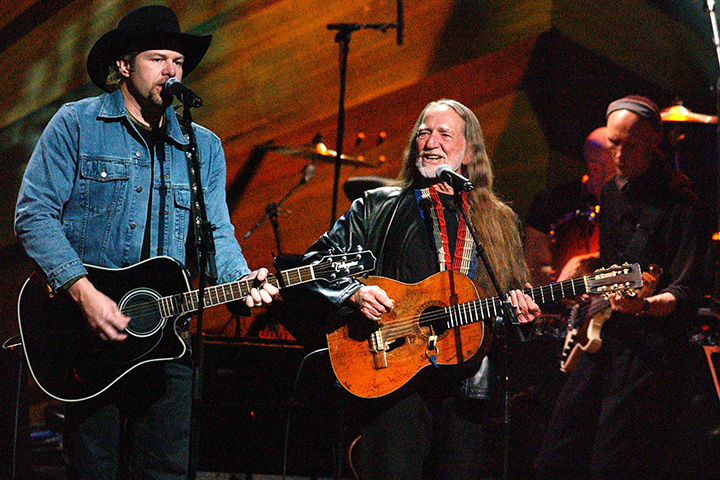 willie nelson singing with a band